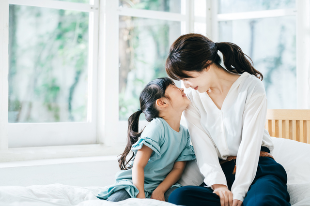 笑顔で向き合う親子