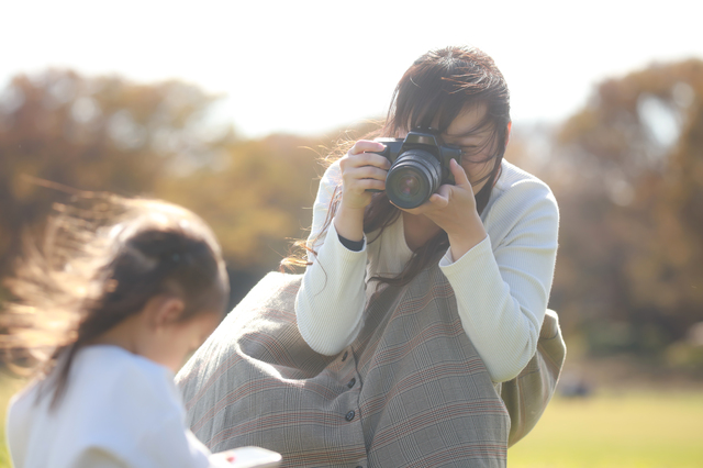 子供の写真を撮る母親